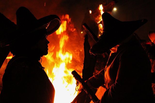 VÍDEO | Mayorga aviva el fuego para alumbrar la tradición de El Vítor entre pellejos y cánticos